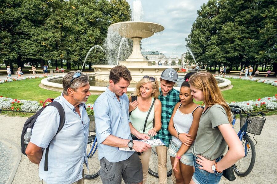 3-Hour Guided Cycling Tour of Warsaw - Getting started at Eat Polska and meeting the route