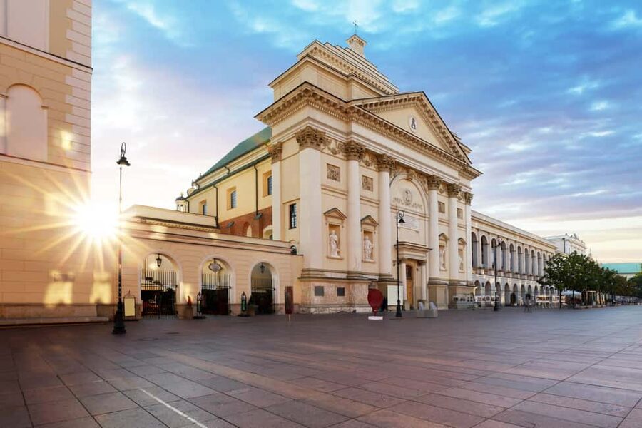 Highlights of Warsaw Private Bike Tour with Licensed Guide - Getting Started at Smolna: The Meeting Point That Matters