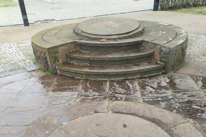 Historical Walking Tour of Jewish Warsaw - Stop 5: Laweczka Jana Karskiego—monuments tied to heroic struggle