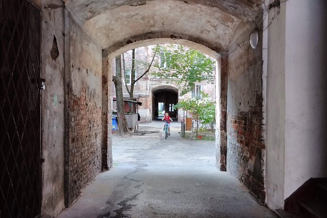 Offbeat Warsaw: Explore the Edgy & Artsy Praga District - Who should book this (and who might not love it)