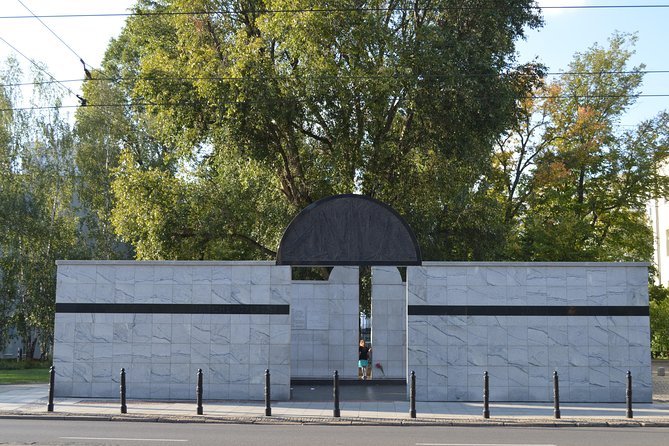 Private tour: Jewish heritage in Warsaw - Entering Warsaw’s Jewish Muranów district on foot