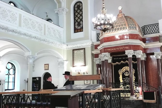 Tour of the Warsaw Ghetto - Nożyk Synagogue: A Survivor Landmark Still in Use