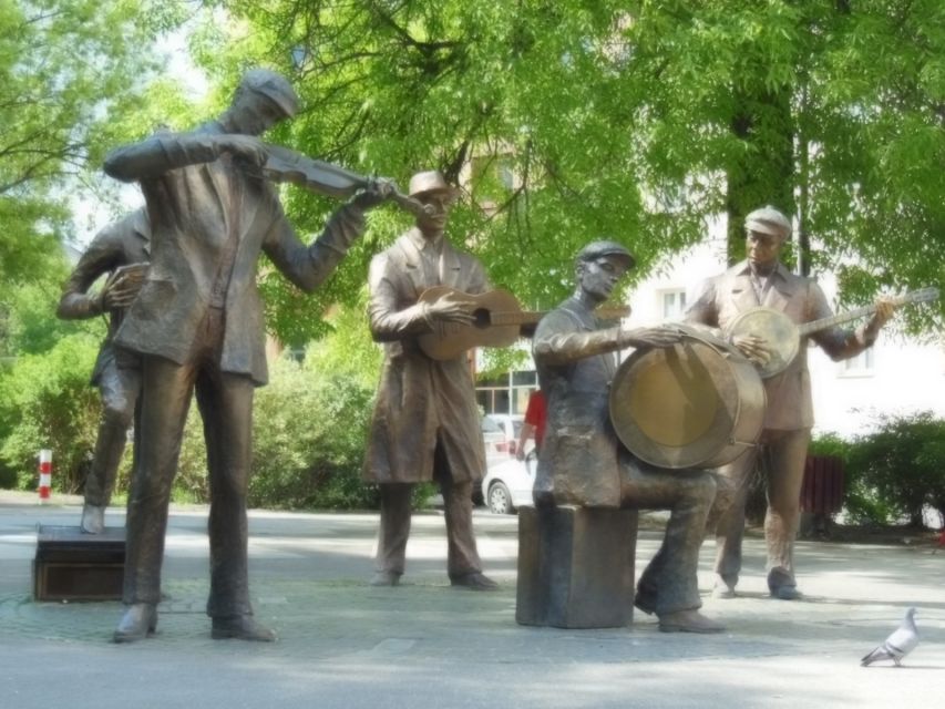 Warsaw: 2-Hour Praga Walking Tour - Rozycki Bazaar and the Praga Street Band monument