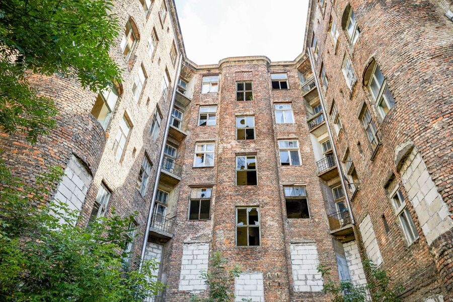 Warsaw: 2-Hour Tour of Daily Life in the Ghetto Warsaw - Guide Approach, Headsets, and What Marzena Adds