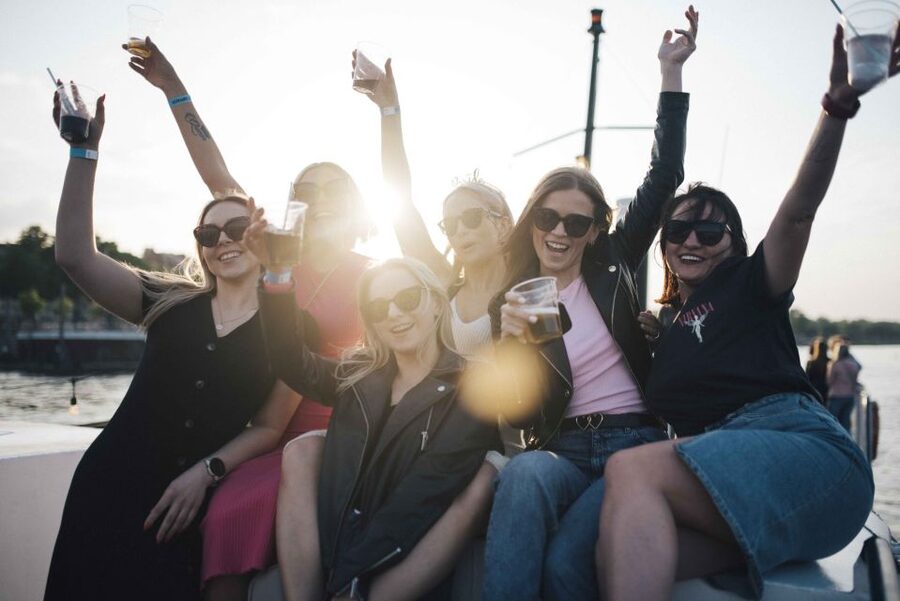 Warsaw: Boat Party with Unlimited Drinks &VIP Club Entrance - VIP Room 13 entrance: fast track to Mazowiecka 13