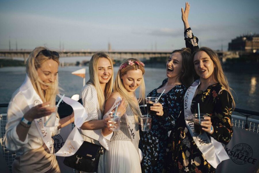 Warsaw: Boat Party with Unlimited Drinks &VIP Club Entrance - The 2-hour Vistula cruise with unlimited drinks and a live DJ