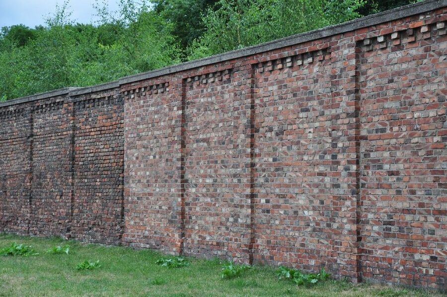 Warsaw Daily Jewish Ghetto Guided Tour with Jewish Cemetery - The 3-hour rhythm: small group, big emotional weight