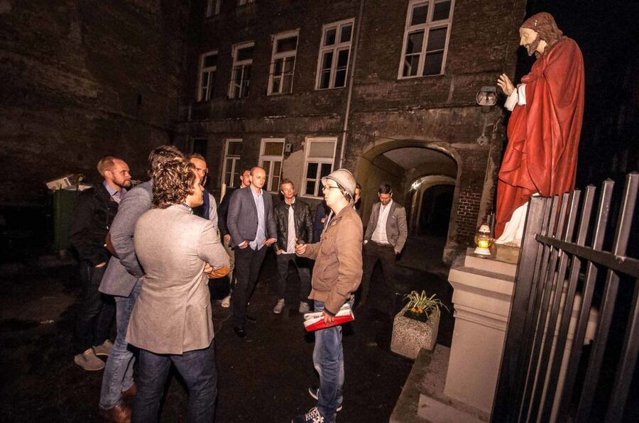 Warsaw: Evening History and Pubs Tour by Retro Minibus - Grzybowski Square to the Pavilions: Starting With Tension and Taste
