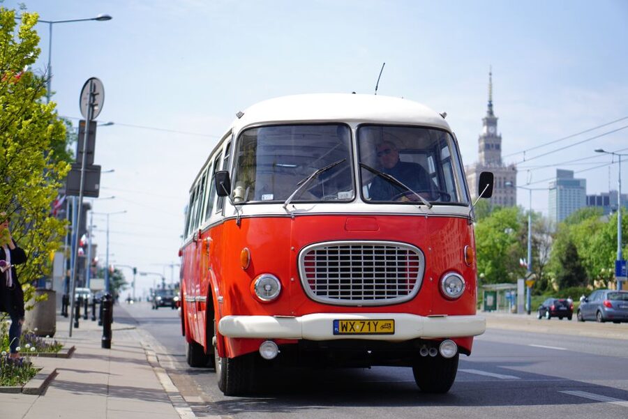 Warsaw: Highlights Guided Retro Bus Tour - Łazienki Park walk: Chopin, the Palace on the Isle, and 18th-century clues