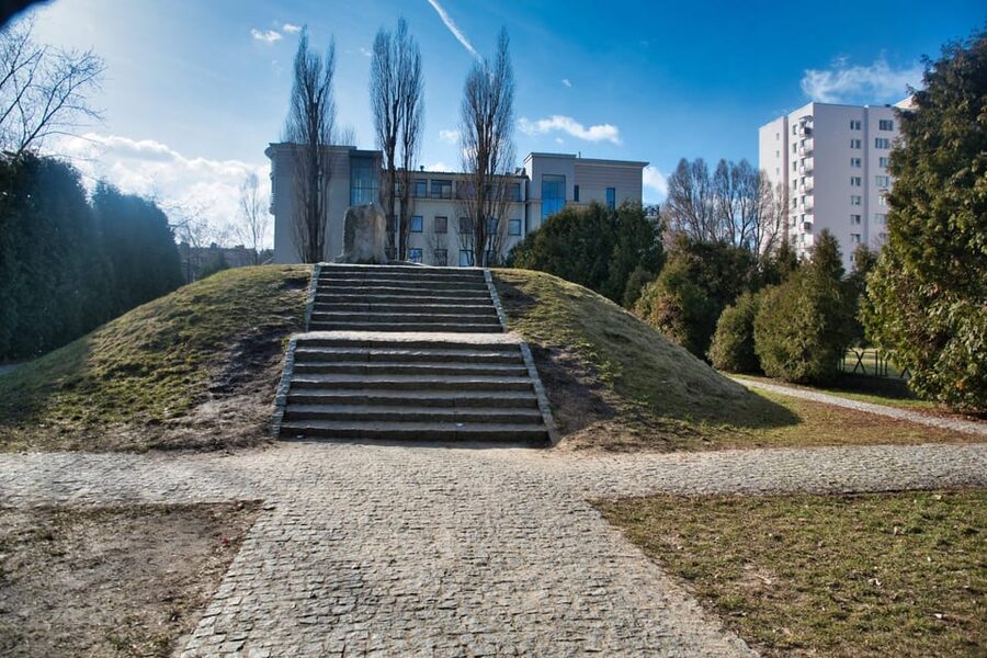 Warsaw: Jewish Heritage & Holocaust Walking Tour - Castle Square Meeting Point and How the Walk Gets Started