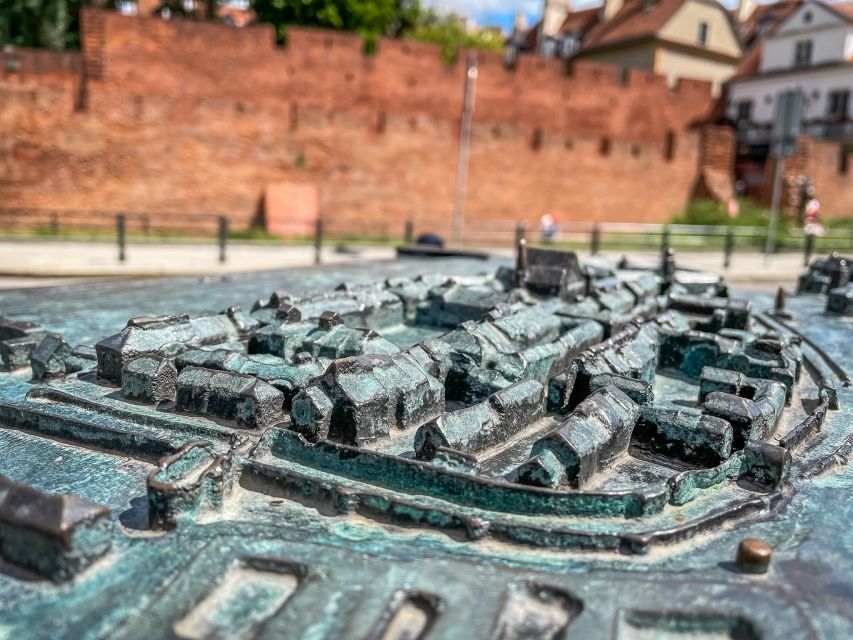 Warsaw: Old Town Highlights Walking Tour in English - The WWII thread: the city’s tragedy, explained without drowning you