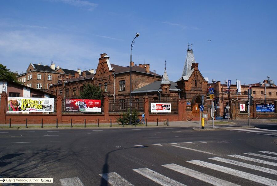 Warsaw: Praga District Tour with Vodka Museum and Tasting - Why Praga Feels Like a Different Warsaw