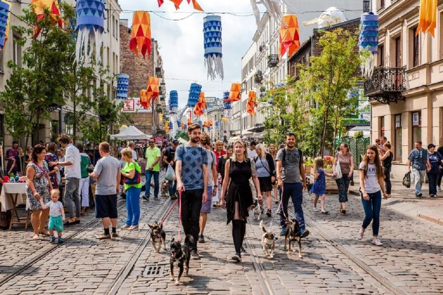 Warsaw: Praga District Tour with Vodka Museum and Tasting - Courtyards, Murals, and Tiny Shrines on Old Praga Streets