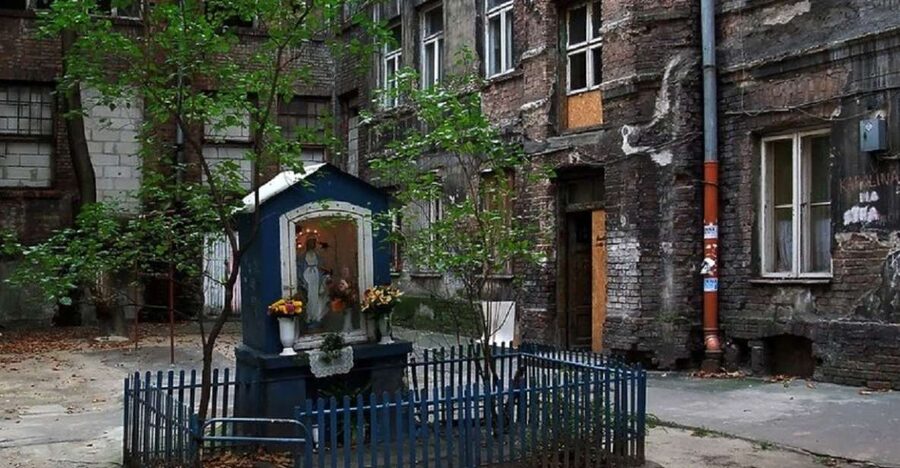 Warsaw: Praga District Tour with Vodka Museum and Tasting - St. Florian’s Cathedral and St. Mary Magdalene: Two Churches, One Neighborhood