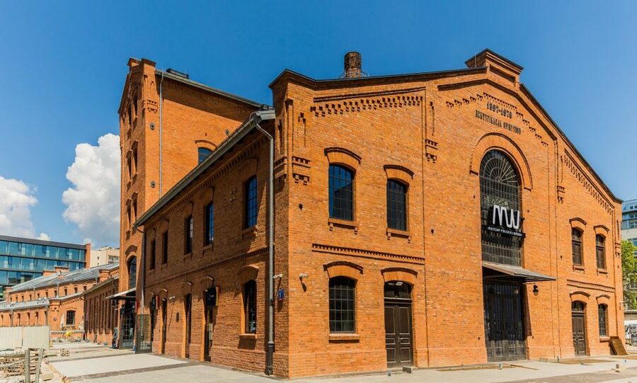 Warsaw: Praga District Tour with Vodka Museum and Tasting - Bazaar Rozyckiego: Where You Pause for Pyzy and Flaki