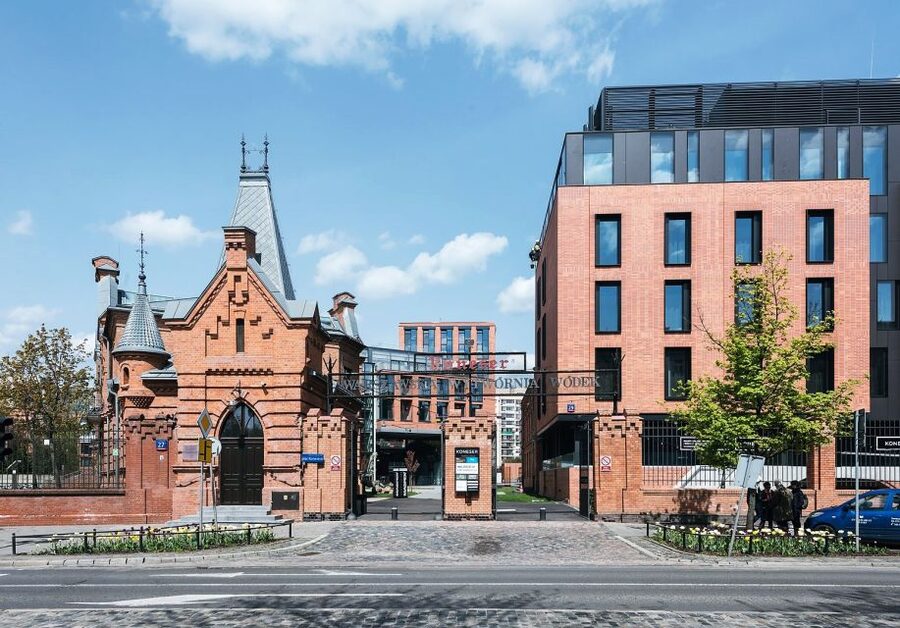 Warsaw: Praga District Tour with Vodka Museum and Tasting - Żabiński Villa: A Sobering Stop That Still Matters