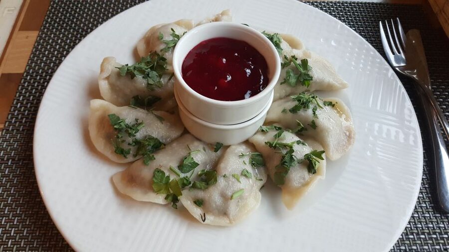 Warsaw: Traditional Food Tour with Old Town Sightseeing - Seeing Warsaw through customs: what the food stories add to the landmarks