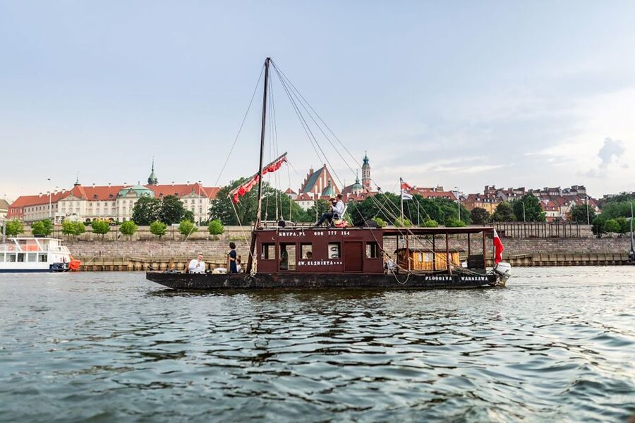 Warsaw: Traditional Galar Cruise on The Vistula River - Audio guide setup: headphones and QR-code pacing
