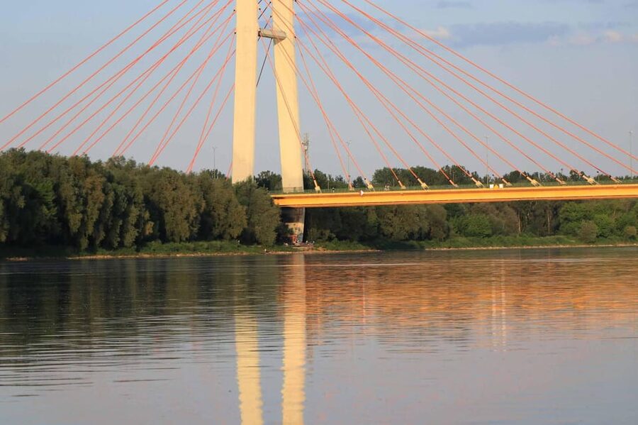 Warsaw: Vistula River Cruise with Your Music & City Views - Science and design along the Vistula: Copernicus and the Museum of Modern Art