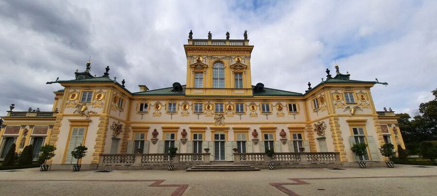 Wilanów Palace: 2-Hour Guided Tour with Entrance Tickets - Entering Wilanów Palace: 17th-century design that’s meant to impress