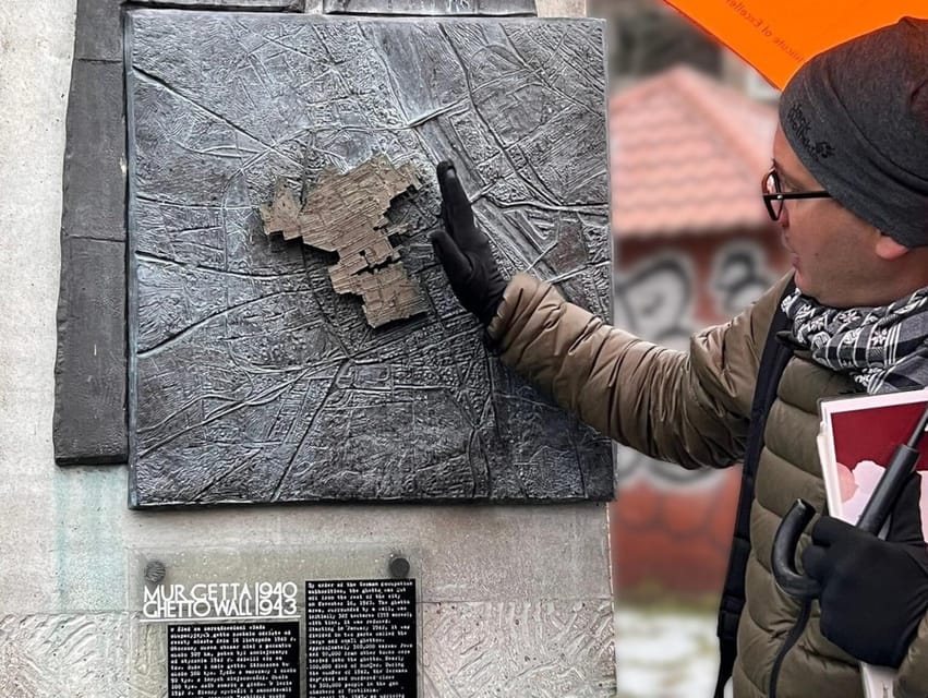 World War 2 in Warsaw walking tour in English - How guides use war photos and family stories (and why it works)