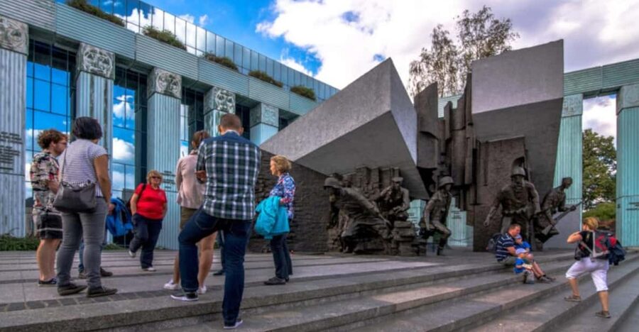 World War 2 in Warsaw walking tour in English - Pace, noise, and what to do if it’s hard to hear