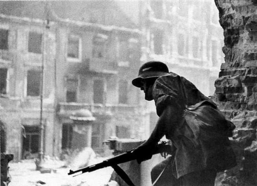 World War 2 in Warsaw walking tour in English - English delivery, Q&A, and the feel of a serious topic done well