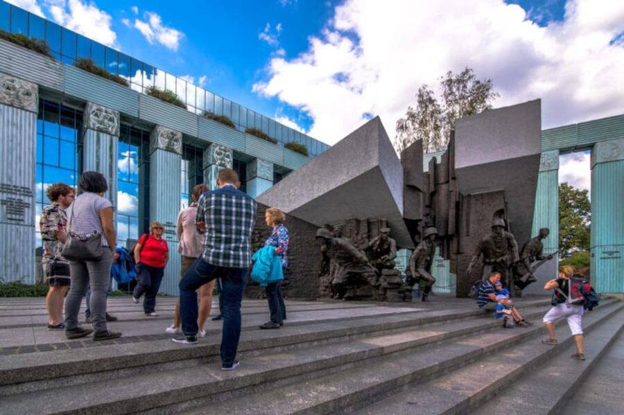 World War 2 in Warsaw walking tour in English - The Orange Umbrella start: how to find the group fast