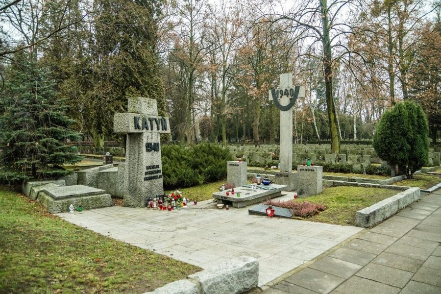World War II Warsaw Old Town, Military Cemetery Walking Tour - The Warsaw Ghetto boundary markers you can actually spot
